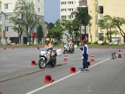 cảnh sát giao thông lái xe an toàn